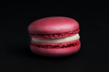 Siyah zemin üzerine kırmızı tatlı acıbadem kurabiyesi