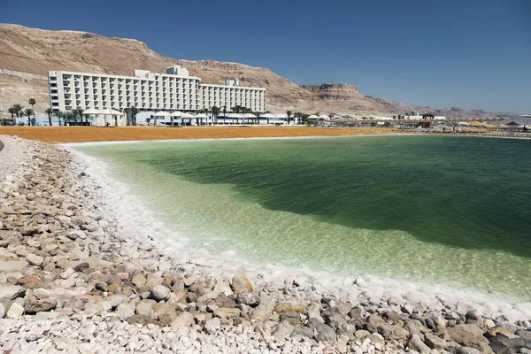 死海盐海岸和遥远的旅馆大厦 Ein Bokek 以色列 — 图库照片