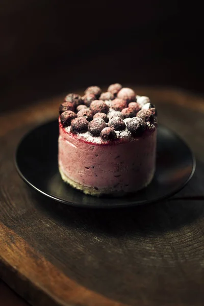 Tarta Cereza Casera Decorada Con Cerezas Enteras Espolvoreada Con Azúcar — Foto de Stock