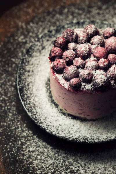 Vista Cercana Del Pastel Cereza Decorado Con Cerezas Enteras Espolvoreado — Foto de Stock