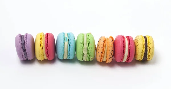 Rangée Macarons Doux Colorés Isolés Sur Fond Blanc — Photo