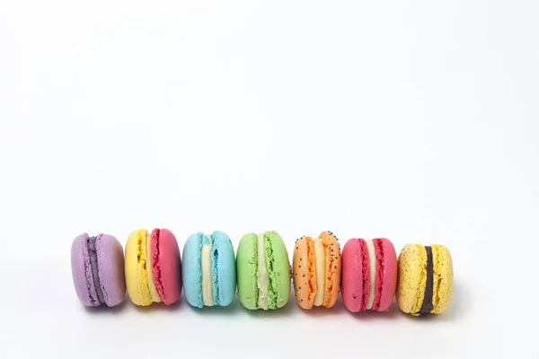 Rangée Macarons Doux Colorés Isolés Sur Fond Blanc — Photo