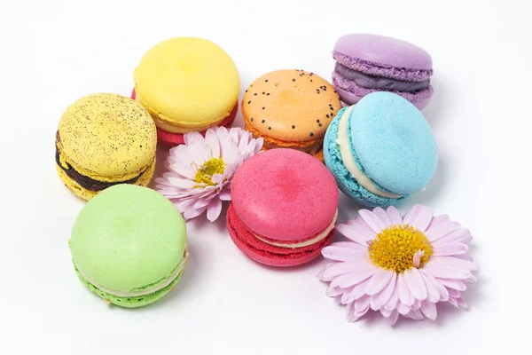 Macaroni Francesi Dolci Colorati Con Fiori Sfondo Nero — Foto Stock
