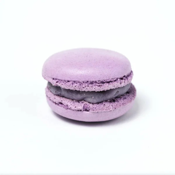 Zoete Paarse Macaroon Geïsoleerd Witte Achtergrond — Stockfoto