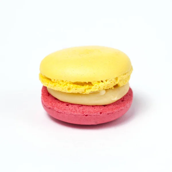 Zoete Kleurrijke Gele Rode Macaroon Geïsoleerd Witte Achtergrond — Stockfoto