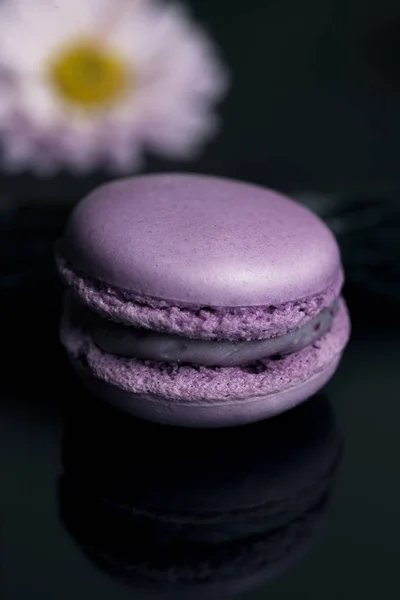 Сладкий Фиолетовый Макарон Цветами Черном Фоне — стоковое фото