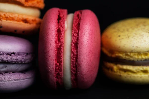 Vue Rapprochée Macarons Doux Colorés Sur Fond Noir — Photo