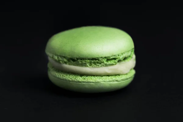 Macaron Vert Doux Sur Fond Noir — Photo