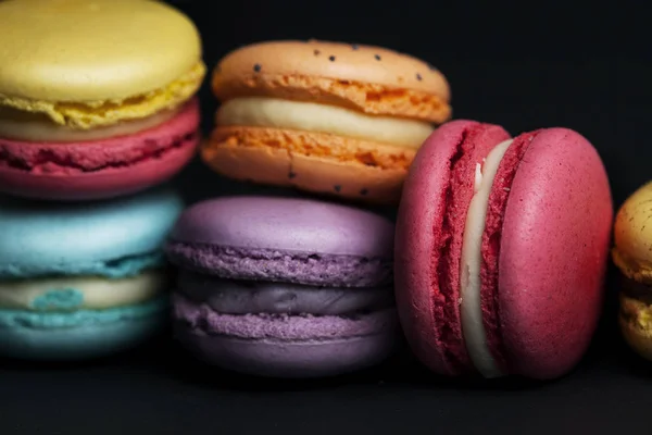 Vue Rapprochée Macarons Doux Colorés Sur Fond Noir — Photo