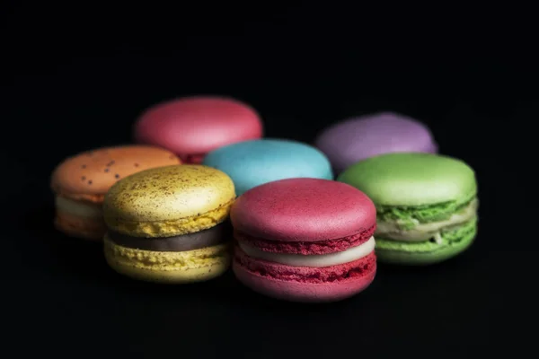 Macarons Français Doux Colorés Sur Fond Noir — Photo