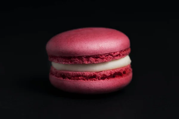 Macaron Rouge Doux Sur Fond Noir — Photo