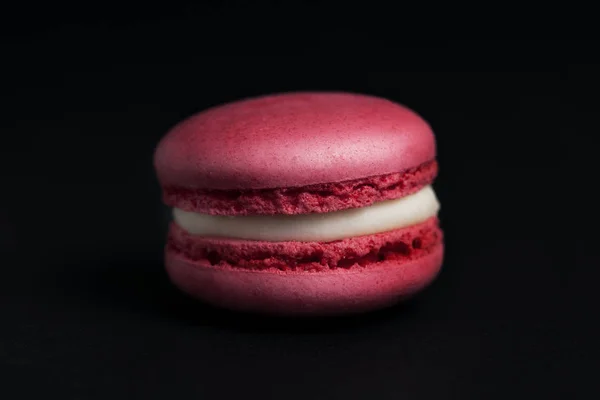 Macaroon Vermelho Doce Fundo Preto — Fotografia de Stock