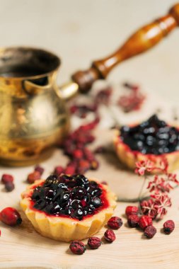 Masada taze organik çilek ile tatlı cupcakes