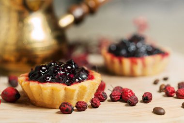 Ahşap masada taze organik çilek ile tatlı cupcakes