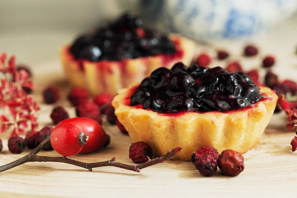 Zoete Cupcakes Met Verse Biologische Aardbeien Houten Tafel — Stockfoto