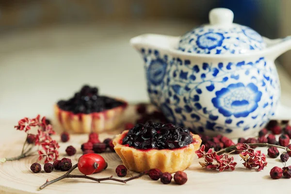 Pastelitos Dulces Con Fresas Orgánicas Frescas Sobre Mesa Madera — Foto de Stock