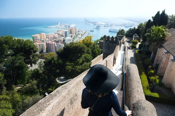 Vue Ville Malaga Avec Une Femme Chapeau Sur Les Escaliers — Photo