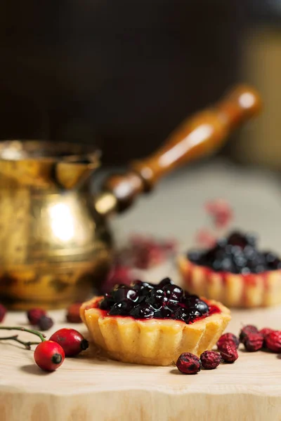 Pastelitos Dulces Con Fresas Orgánicas Frescas Sobre Mesa Madera — Foto de Stock