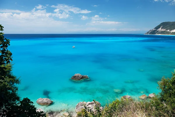 Piękny Tropikalny Laguny Seascape Białą Łodzią Niebieskiej Wodzie Grecja Wyspa — Zdjęcie stockowe