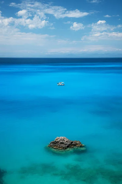 Belle Lagune Tropicale Paysage Marin Avec Bateau Blanc Eau Bleue — Photo