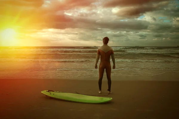 Surfista Com Prancha Praia Assistindo Ondas Pôr Sol — Fotografia de Stock