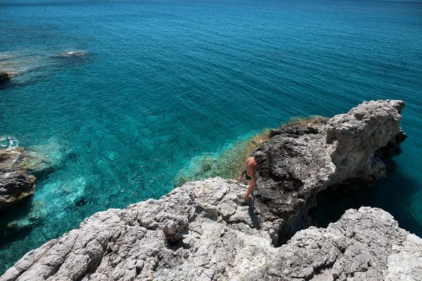 Homme Marchant Sur Rocher Tourisme Concepts Voyage Île Kythira Grèce — Photo