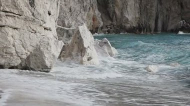 Deniz kıyısında kayalar üzerinde çökmesi dalgalar, Lefkada Adası, Yunanistan.
