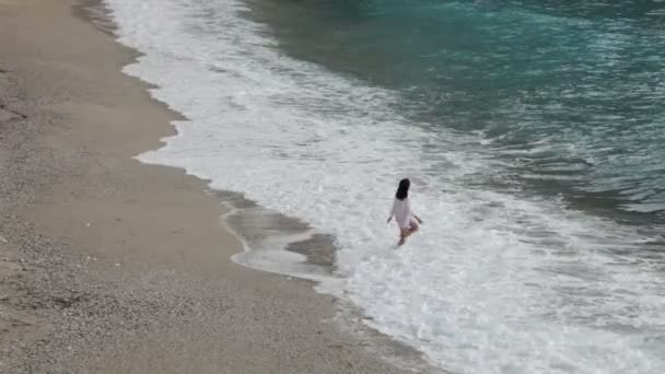 Schöne Junge Frau Spielt Mit Rollenden Wellen Meeresstrand — Stockvideo