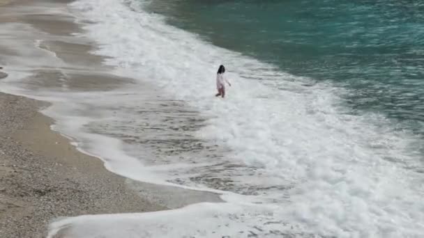 Junge Frau Spielt Mit Rollenden Wellen Strand — Stockvideo