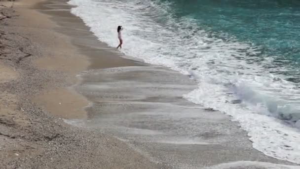 Schöne Junge Frau Läuft Und Spielt Mit Rollenden Wellen Meeresstrand — Stockvideo