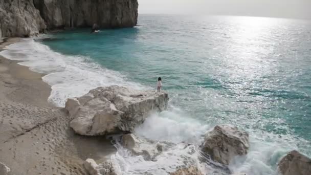 Mujer Pie Sobre Rocas Mirando Mar — Vídeos de Stock