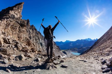 Fiyatı yüksek dağ geçidi ulaşır; kollarını açarak onun sevinç gösterir. Col üç, İtalyan Alpleri, Val D'Aosta, İtalya. İçinde tepeler Gran Paradiso Milli Park arka plan. Yetişkin erkek beyaz modeli; Güneşli yaz günü. Kavram: macera, 