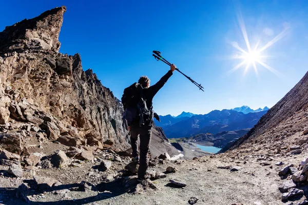 徒步旅行者到达高山通行证 他张开双臂表示喜悦 意大利阿尔卑斯山脉 意大利阿尔卑斯山 背景是大天堂国家公园的顶峰 成年男性高加索模型 阳光明媚的夏日 — 图库照片