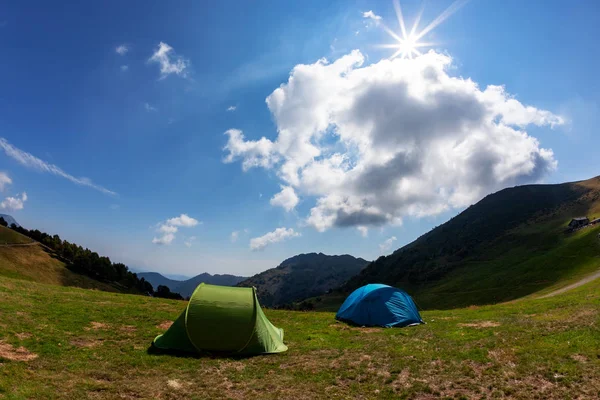 Tiendas Campaña Montaña Pradera Alpes Italia Europa Concepto —  Fotos de Stock