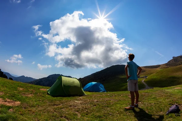 Turista Masculino Pie Cerca Tiendas Campaña Prado Montaña Temporada Verano —  Fotos de Stock