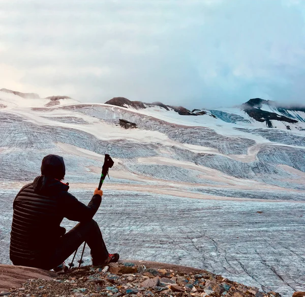 Wandelaar Voor Een Grote Alpine Gletsjer Achteraanzicht Italiaanse Alpen Europa — Stockfoto