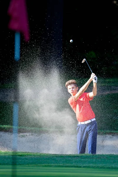 Jonge Golf Speler Raken Van Bal Door Hout Tijdens Competitie — Stockfoto