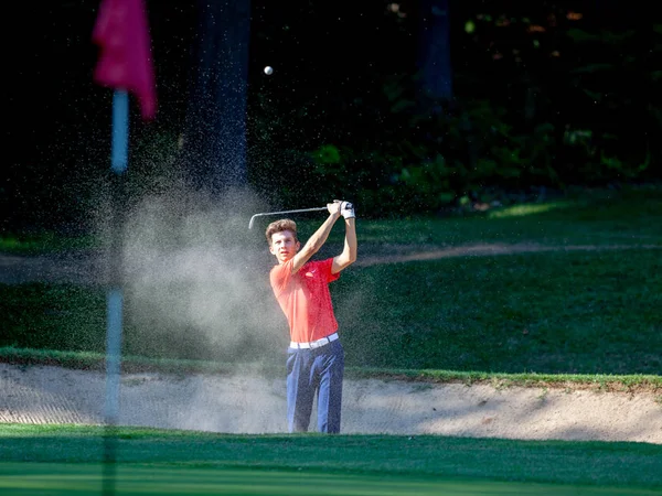 Joven Jugador Golf Golpeando Pelota Por Madera Durante Competición —  Fotos de Stock