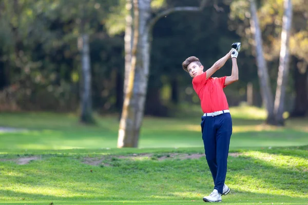 Junger Golfspieler Schlägt Bei Wettkampf Ball Ball — Stockfoto