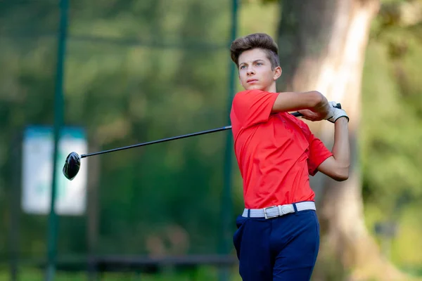 Joven Jugador Golf Golpeando Pelota Por Madera Durante Competición —  Fotos de Stock