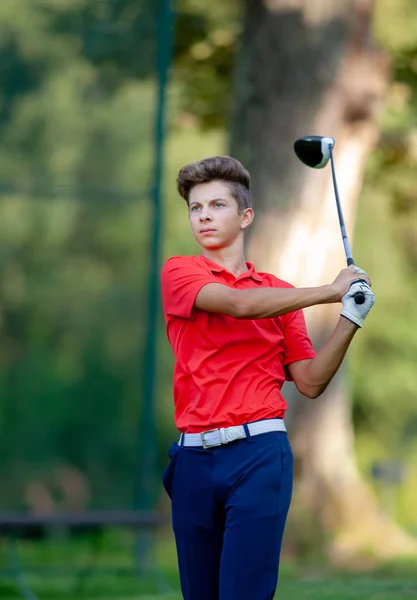 Jovem Jogador Golfe Batendo Bola Por Madeira Durante Competição — Fotografia de Stock