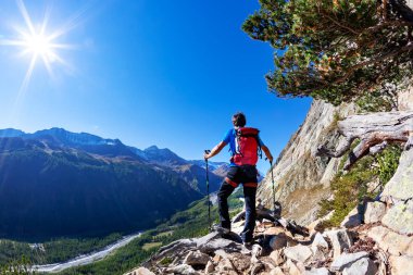 Dinlenme alarak ve dağlar panorama, Mont Blanc Massif, İtalyan Alpleri gözlemleyerek uzun yürüyüşe çıkan kimse