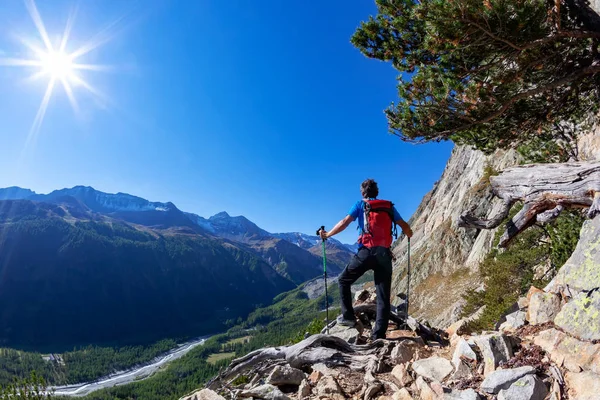 Caminhante Descansando Observando Panorama Das Montanhas Mont Blanc Massif Alpes — Fotografia de Stock