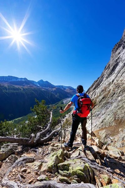 Escursionista Che Riposa Osserva Panorama Delle Montagne Massiccio Del Monte — Foto Stock