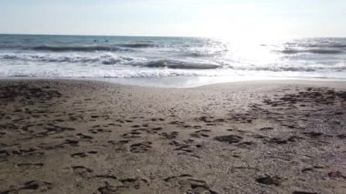 Gün batımında dalgalı okyanus suyunun manzara görünümü 