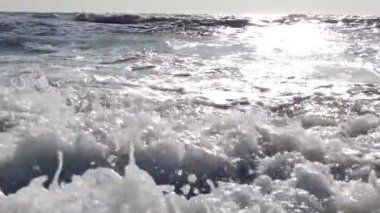 Gün batımında dalgalı okyanus suyunun manzara görünümü 