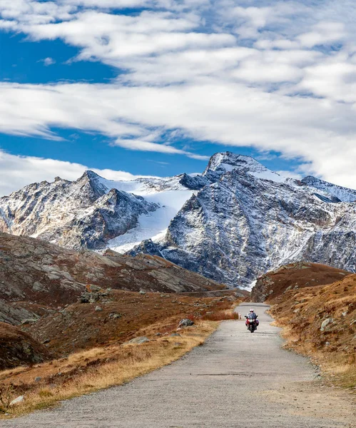 Motocicleta em estrada de montanha nos Alpes, Valle d 'Aosta, Ita — Fotografia de Stock