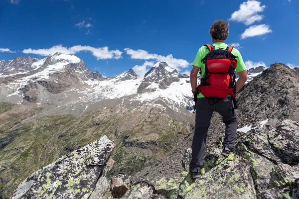 ハイキングの後ろの景色は山のパノラマを見て休息を取ります — ストック写真