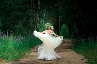 Gelin düğün elbisesini dönüyor.