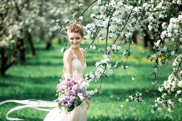 Krásná Dívka Ruce Pobočkou Jabloni Mladá Krásná Blondýnka Kvetoucí Zahradě — Stock fotografie